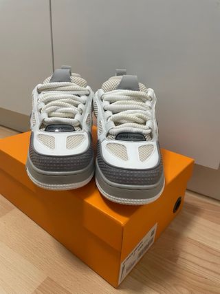 Zapatillas Louis Vuitton grises y blancas