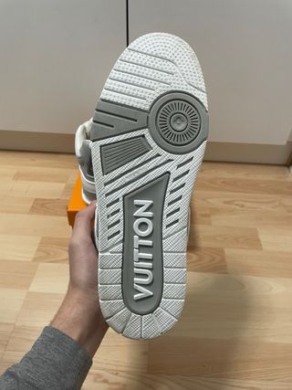 Zapatillas Louis Vuitton grises y blancas