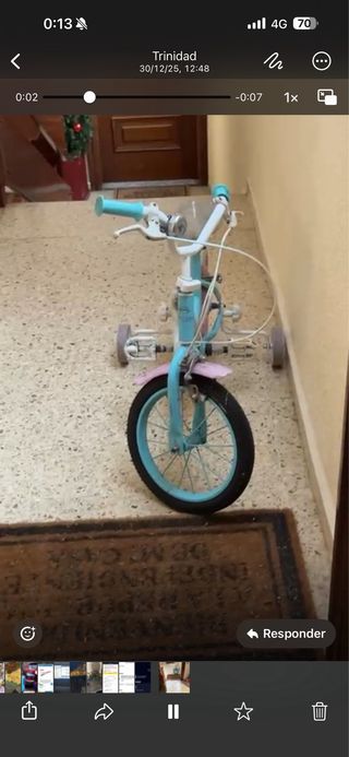 Bicicleta infantil azul y blanca