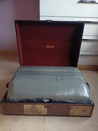 Baúl decorativo con copas de vino y decantador.