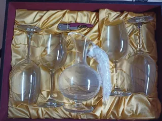 Baúl decorativo con copas de vino y decantador.