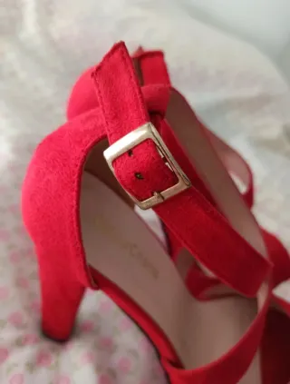 Tacones rojos.