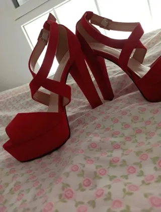 Tacones rojos.