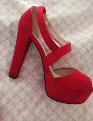 Tacones rojos.