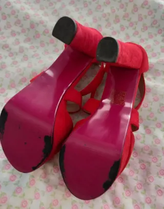 Tacones rojos.