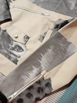 Cazadora beige y gris con cremallera