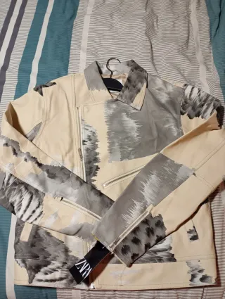 Cazadora beige y gris con cremallera