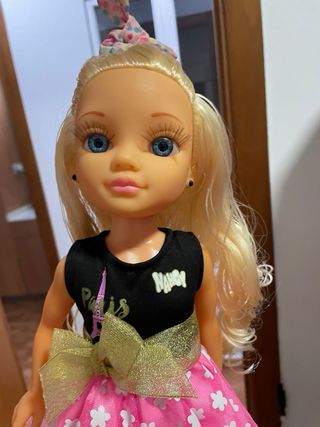 Muñeca Nancy con vestido rosa y dorado