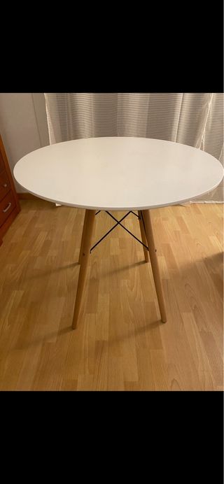 Mesa y sillas escandinavas