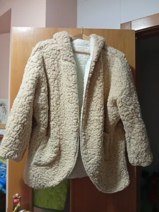 Chaquetón reversible beige y blanco