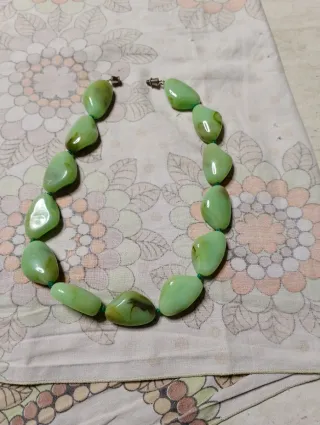 Collana con pietre verdi