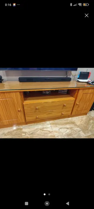 Mueble de salón de pino con cristal