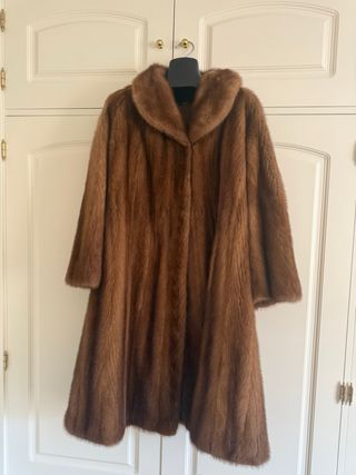 Abrigo de pelo marrón claro para frío intenso