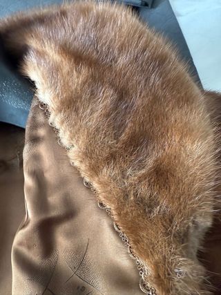 Abrigo de pelo marrón claro para frío intenso