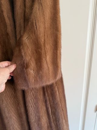 Abrigo de pelo marrón claro para frío intenso