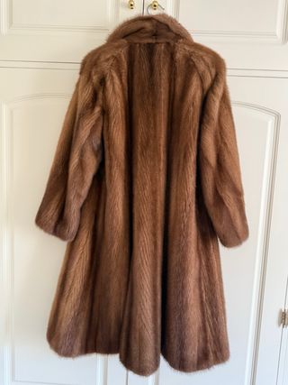 Abrigo de pelo marrón claro para frío intenso