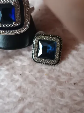 Anillo y pendientes con piedra azul