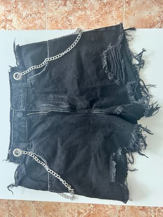 Pantalón corto vaquero negro con cadena
