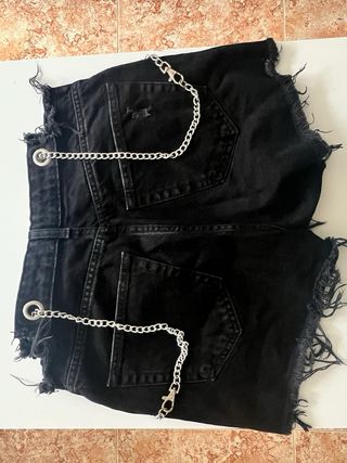 Pantalón corto vaquero negro con cadena