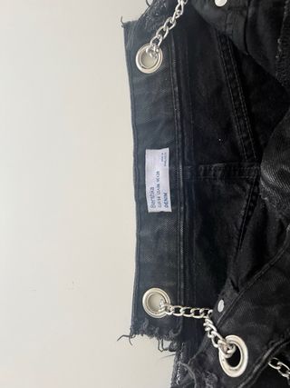Pantalón corto vaquero negro con cadena