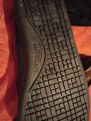 Zapatillas de casa y mocasines negros