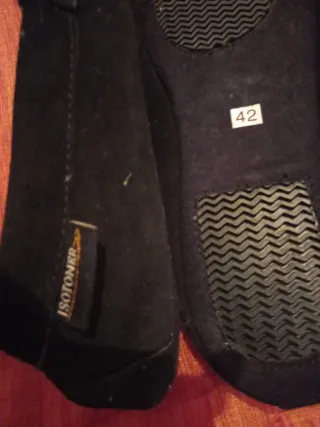 Zapatillas de casa y mocasines negros