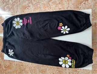 Pantalón chándal negro con flores