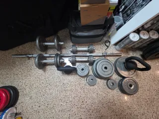 Barra, mancuernas y discos de pesas