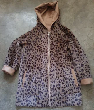 Casaco reversível bege e animal print