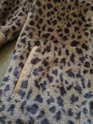 Casaco reversível bege e animal print