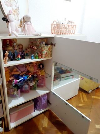 Mueble expositor con luz LED azul