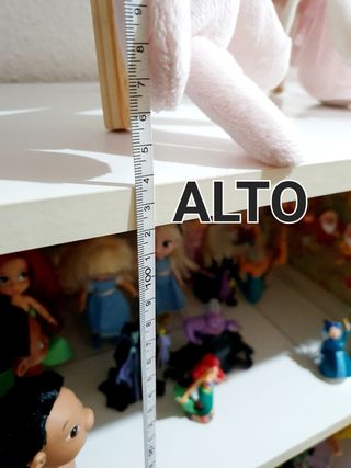 Mueble expositor con luz LED azul