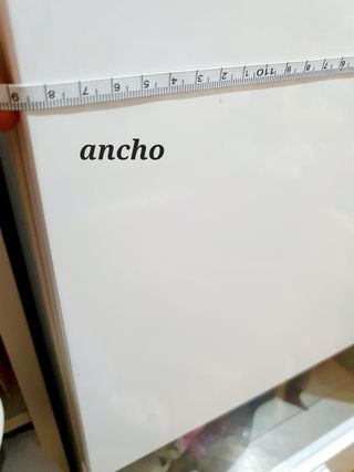 Mueble expositor con luz LED azul