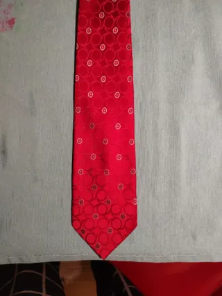 Corbata roja con estampado floral