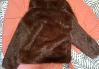 Abrigo corto pelo sintético marrón