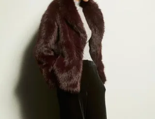 Abrigo corto pelo sintético marrón