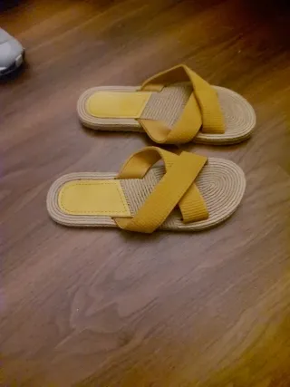 Sandalias de mujer amarillas y beige