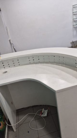 Mostrador blanco y dorado