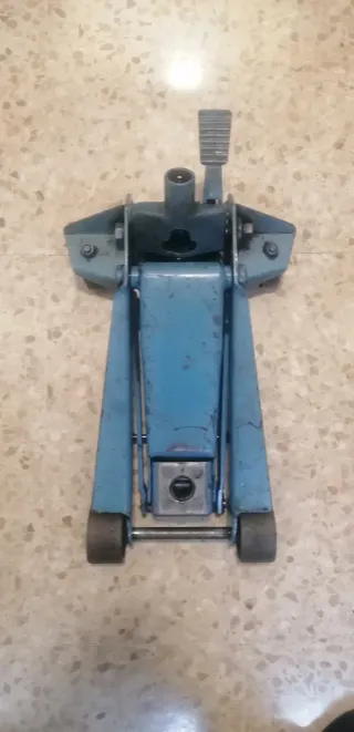 Gato profesional para reparar hidráulico . Es Azul