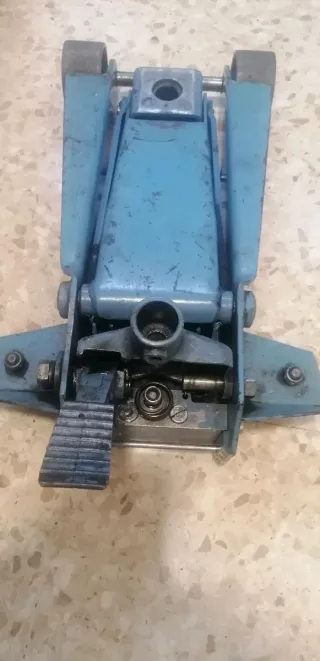 Gato profesional para reparar hidráulico . Es Azul