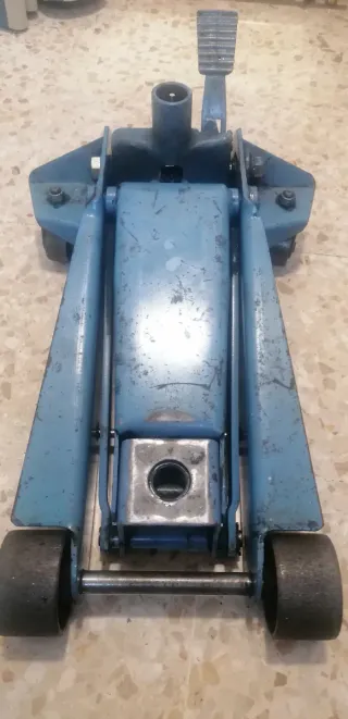 Gato profesional para reparar hidráulico . Es Azul