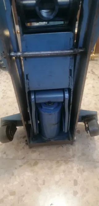Gato profesional para reparar hidráulico . Es Azul