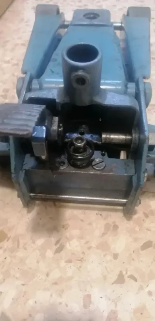 Gato profesional para reparar hidráulico . Es Azul