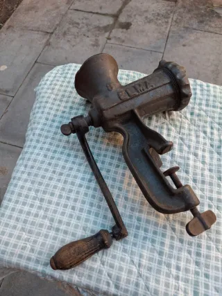 Picadora de carne antigua ELMA