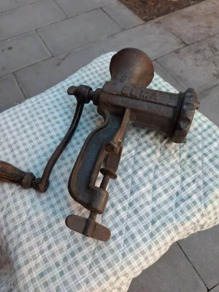 Picadora de carne antigua ELMA