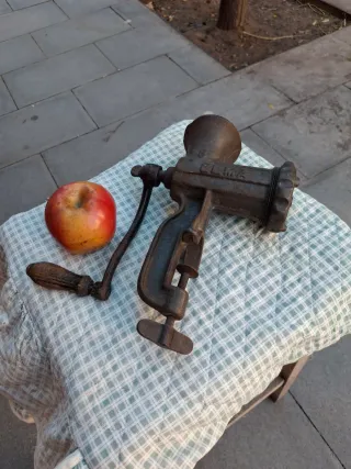 Picadora de carne antigua ELMA