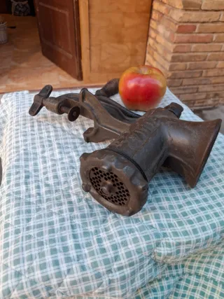 Picadora de carne antigua ELMA