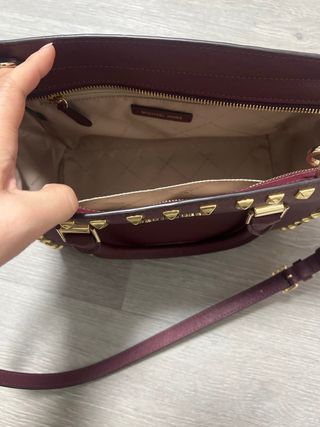 Bolso Michael Kors con tachuelas doradas