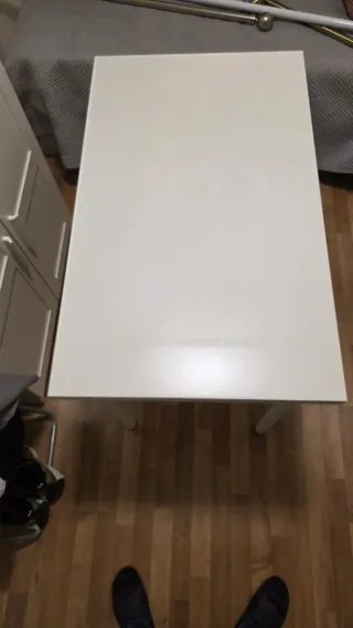 Mesa blanca y patas de madera