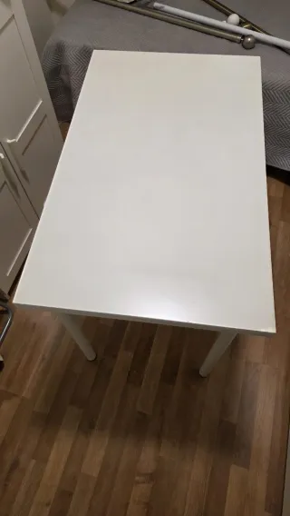 Mesa blanca y patas de madera